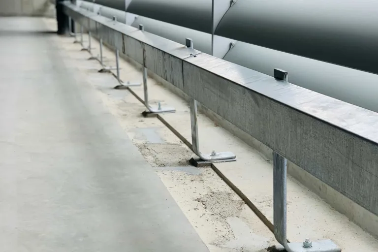 Profils tampons de printemps, installés par le Groupe Beyers, au Front Park à Zaventem. 