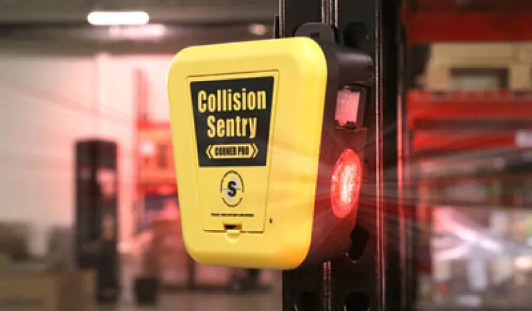 Système de protection Collision Sentry qui émet un double avertissement en cas de collision imminente dans l'angle mort.