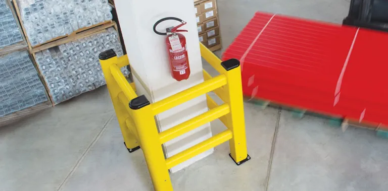 Kunststof kolombescherming met 3 rails ter bescherming van vierkante palen en kolommen.