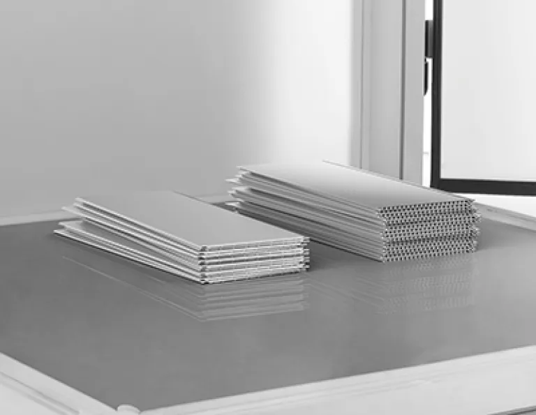 Protection des murs en plastique, très adaptée à la rénovation des murs dans les chambres froides et les entrepôts.