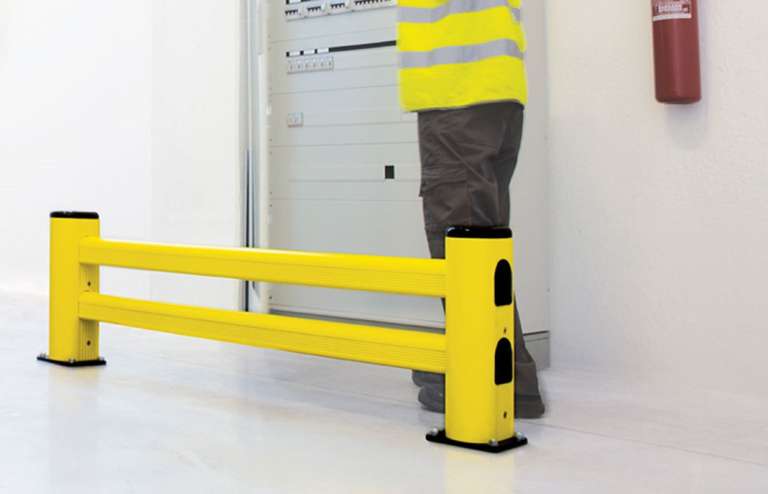 Kunststof rek- en muurbescherming met dubbele rail, geschikt als aanrijdbeveiliging voor lichte voertuigen.