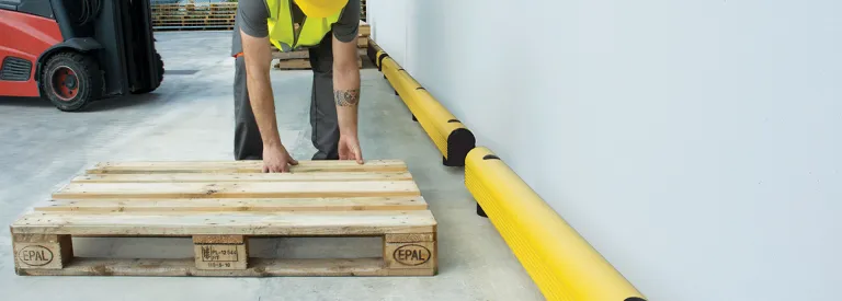 Protection anti-collision en plastique avec un seul rail, idéale pour protéger les murs.