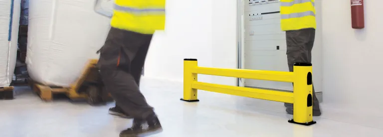 Kunststof rek- e nmuurbescherming met dubbele rail, geschikt als aanrijdbeveiliging voor lichte voertuigen.