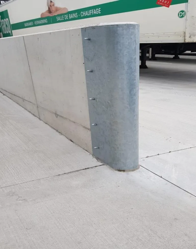 Cette protection murale galvanisée convient parfaitement comme protection contre les collisions, par exemple dans les zones de chargement et de déchargement.