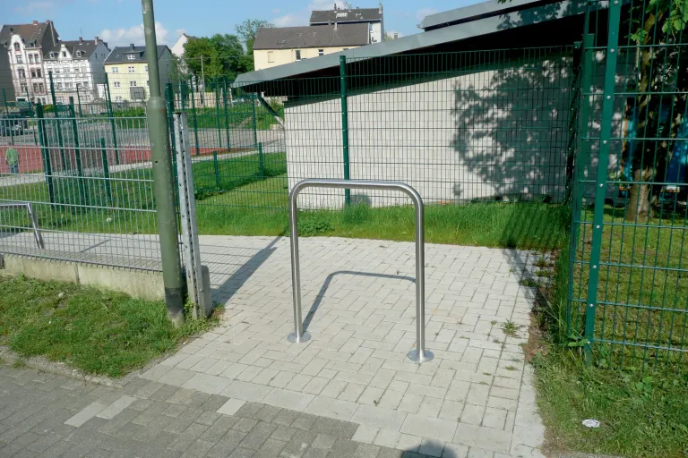 Inox veiligheidsbeugel ter bescherming van voetgangers, gevels en gewassen. Uiterst geschikt als aanrijdbeveiliging.