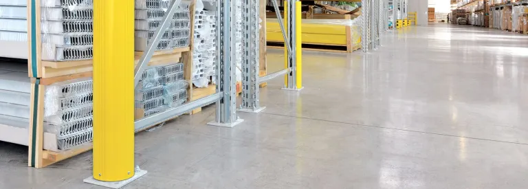 Profilés de protection en plastique pour protéger les rayonnages d'entrepôt.