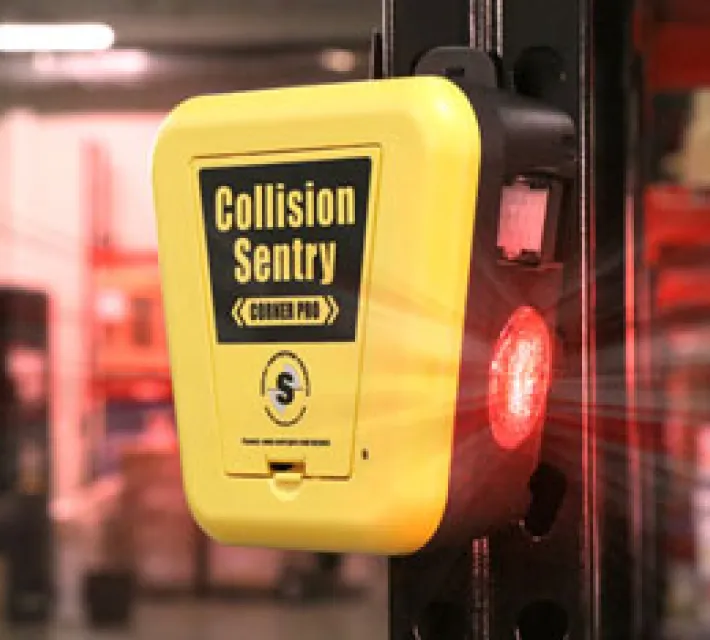Collision Sentry beveiligingssysteem dat een dubbele waarschuwing uitzendt bij dreigende aanrijdingen in dodehoek situaties