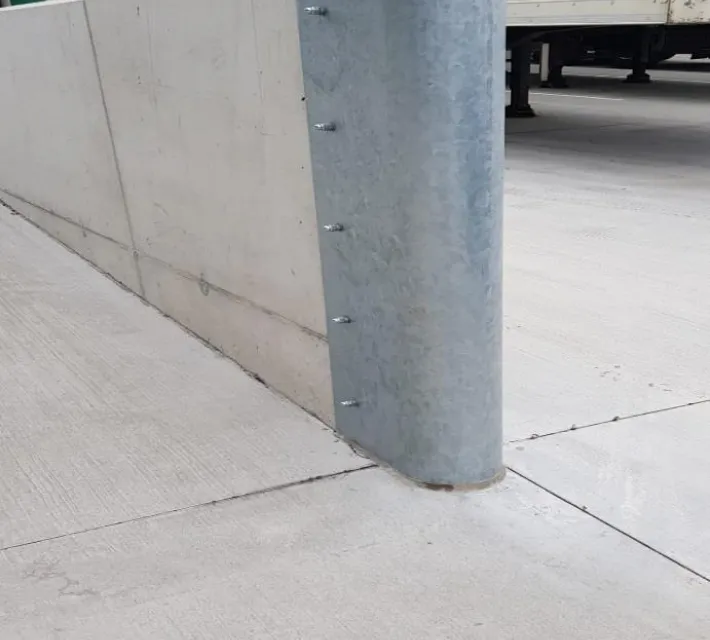 Deze gegalvaniseerde muurbescherming is uiterst geschikt als aanrijbeveiliging, bijvoorbeeld in laad- en loszones.